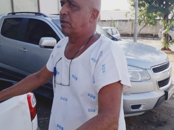 Médico Douglas Farias, 63 anos conduzido à delegacia da Polícia Civil em Caicó — Foto: Divulgação
