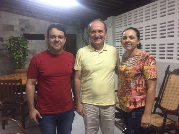 Desembargador Cláudio Santos (centro) com o médico Dr. Tiago e a vereadora Romisélia - Foto: Divulgação
