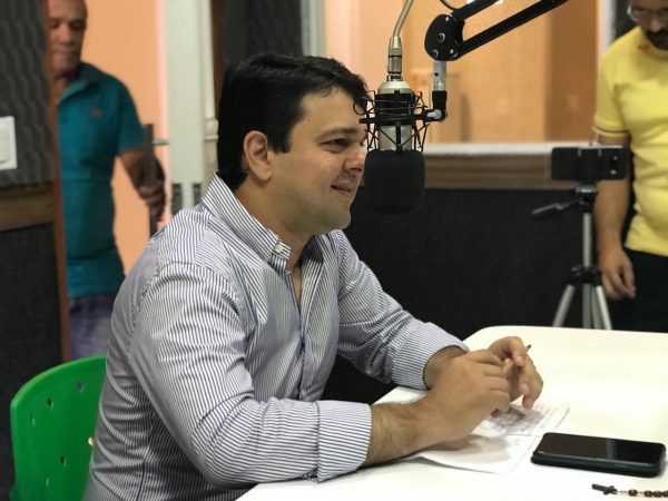 Dr. Tiago Almeida foi entrevistado por Ismael Medeiros e Hessi Ramos na Rádio Rural de Currais Novos (Foto: Divulgação)