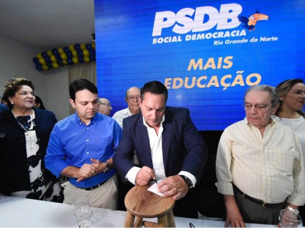 Presidente estadual do PSDB, Ezequiel Ferreira abonou a ficha de filiação do médico Dr. Tiago Almeida (Foto: Divulgação/Assessoria)