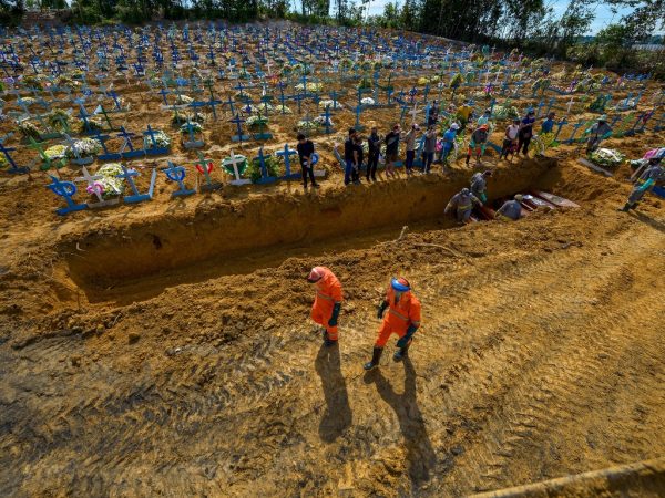 Colapso funerário devido ao aumento acelerado de mortes pela Covid-19 faz o drama de Manaus ganhar dimensão internacional — Foto: Alex Pazuello/Governo do Amazonas