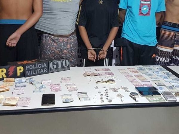 Drogas, celulares e dinheiro foram apreendidos durante operação em Nova Cruz, na região Agreste — Foto: PM/Divulgação