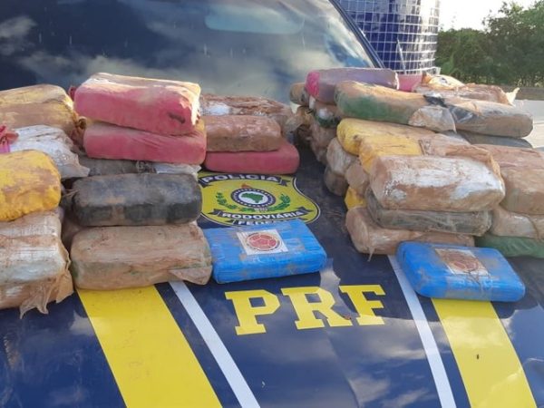 Drogas estavam escondidas em fundo falso de caminhão fiscalizado pela PRF, no RN — Foto: PRF/Divulgação
