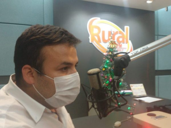 Dr. Tadeu disse que encontrou a prefeitura pior do que esperava no Rural Debate da Rádio Rural 102,7 FM. — Foto: Divulgação