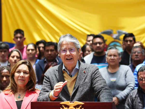 O presidente do Equador, Guillermo Lasso, autorizou a posse e o porte de armas para defesa pessoal de civis. — Foto: Afp