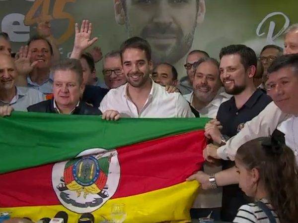 Eduardo Leite celebra a vitória após conceder entrevista coletiva em Porto Alegre — Foto: Reprodução/RBS TV