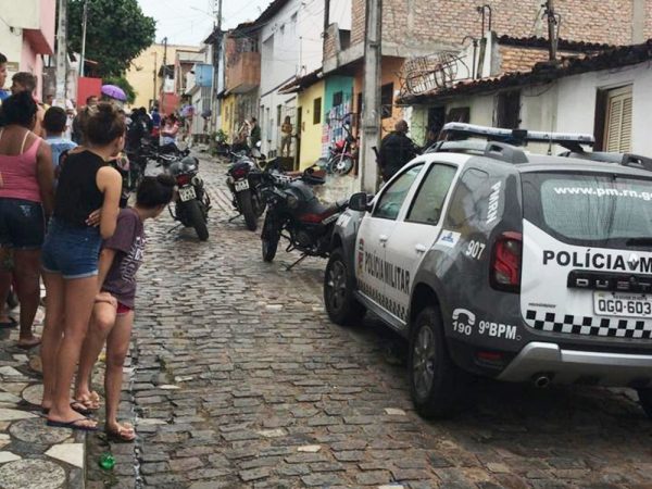 Em Natal, triplo homicídio aconteceu dentro de uma casa na Rua Coronel Ajax, no bairro Dix-Sept Rosado — Foto: PM/Divulgação