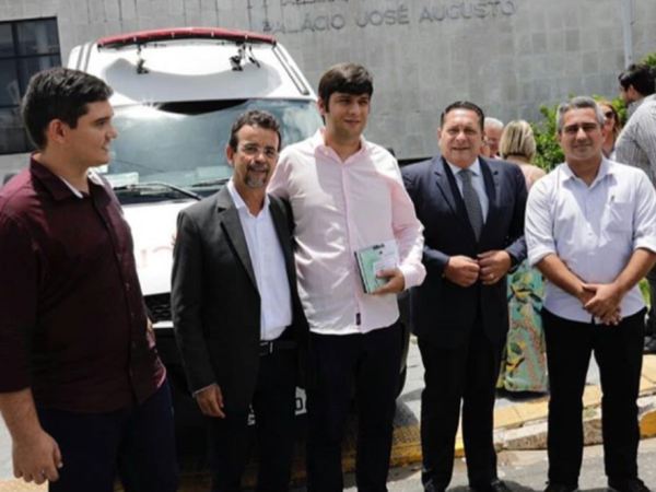 Prefeito Odon Jr agradeceu aos deputados Ezequiel e Mineiro pela destinação das ambulâncias para o município (Foto: Divulgação)