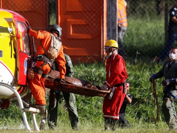 Equipe de resgate carrega corpo retirado da lama dois dias depois do rompimento da barragem da Vale, em Brumadinho — Foto: Adriano Machado/Reuters