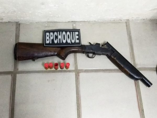 Um homem foi preso e uma espingarda calibre 12 e munições apreendidas — Foto: PMRN/Divulgação