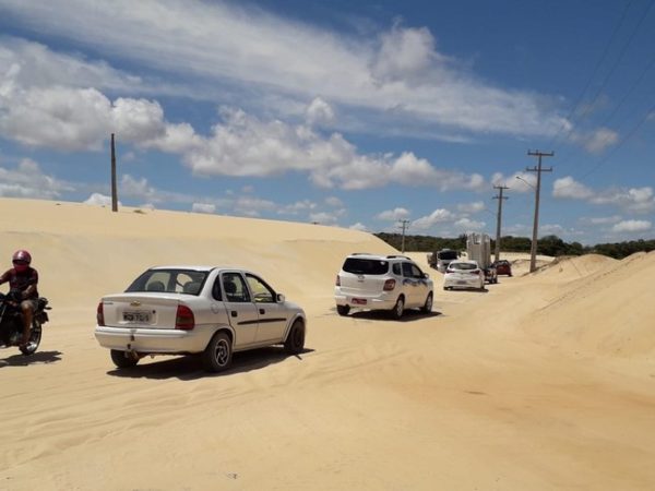 Estrada de Pitangui será interditada para remoção da areia. Problema é recorrente na região — Foto: Klênyo Galvão/Inter TV Cabugi