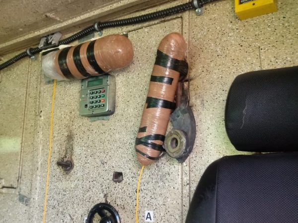 Explosivos foram instalados no cofre do carro-forte, na RN-084, mas criminosos fugiram antes da explosão, após entrar em confronto com a PM — Foto: PM/Divulgação