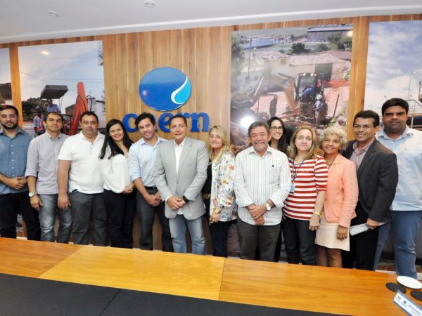 Ezequiel Ferreira leva pleitos de 12 prefeitos à direção da Caern
