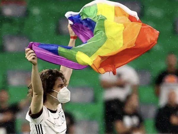 O Catar, país anfitrião da Copa do Mundo, abrandou sua postura restritiva sobre as cores do arco-íris nos estádios. — Foto: Reprodução