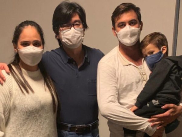 A família foi recebida pelo neurocirurgião Dr. Alexandre Yasuda em São Paulo — Foto: Divulgação
