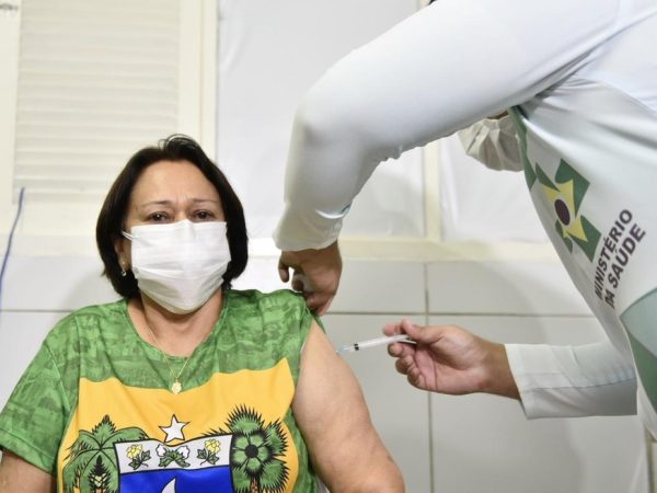 Governadora do Rio Grande do Norte, Fátima Bezerra (PT) é vacinada contra Covid-19 em Natal. — Foto: Elisa Elsie