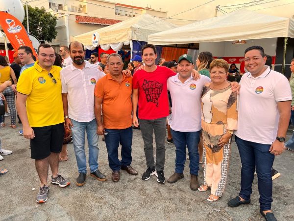 Rafael recebeu abraços e reforçou o compromisso de representar bem os potiguares em Brasília. — Foto: Divulgação