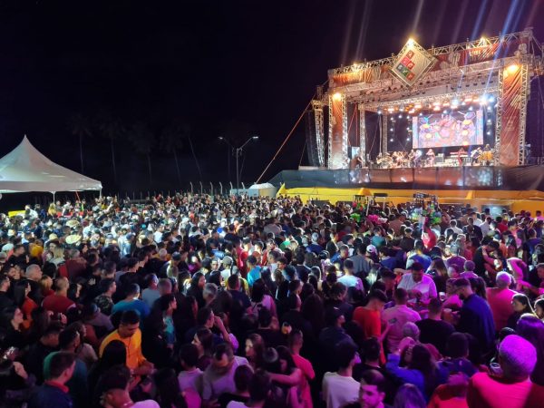 O público, formado por gente local, cidades vizinhas, e até de outros Estados, prestigiou a abertura do festival. — Foto: Divulgação