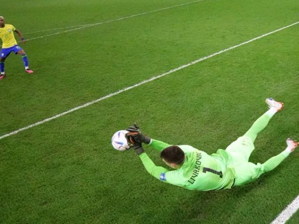 Momento da penalidade defendida pelo goleiro da Croácia. — Foto: Reprodução