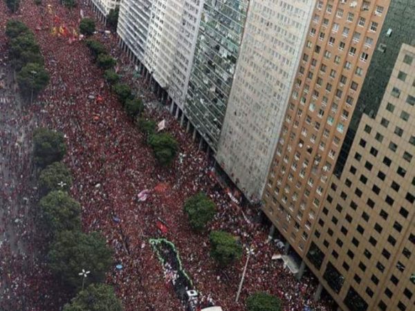 Milhares de Rubro-negros foram a Avenida Presidente Vargas. Os jogadores estavam em um trio elétrico — Foto: Reprodução/Twitter