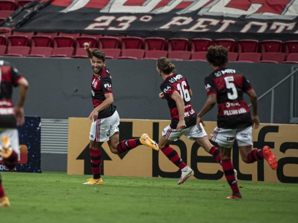 Luan, contra, e Pepê fizeram os gols rubro-negros. — Foto: Alexandre Vidal/CRF