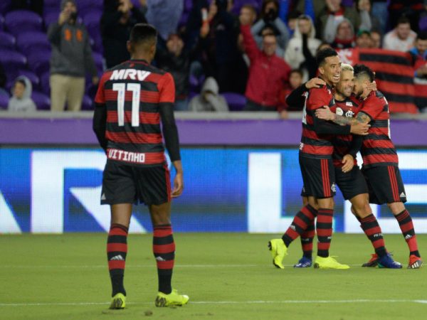 Todos os gols foram marcados no primeiro tempo. Uribe anotou os dois do Flamengo — Foto: Alexandre Vidal / Flamengo