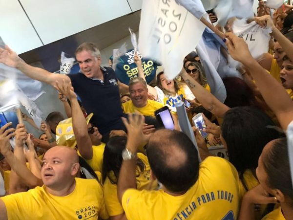 Flavio Rocha foi carregado pelo apoiadores em cena parecida a de Bolsonaro (Foto: Cedida)