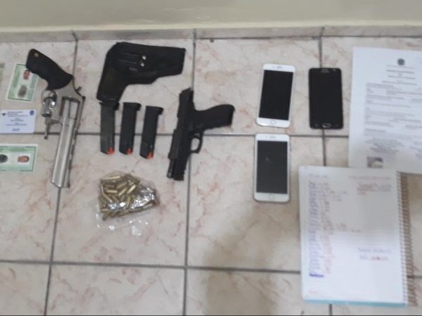 Foram apreendidos com os trio duas armas de fogo, três carregadores de pistola e 42 munições — Foto: divulgação/ Polícia Civil do Ceará