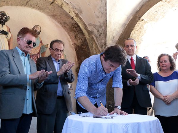 O termo de cessão foi assinado pelo governador e representantes do órgão federal (Foto: Demis Roussos)