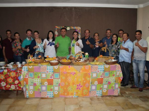 Anfitriões, o ex-prefeito Gutemberg Pereira (MDB) e sua esposa Marly declararam que estão com Carlos Eduardo (Foto: Assessoria de Hermano Morais)