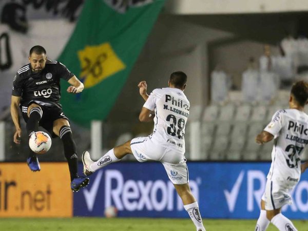 Na Vila Belmiro, o Santos ficou no empate sem gols com o Olímpia — Foto: POOL
