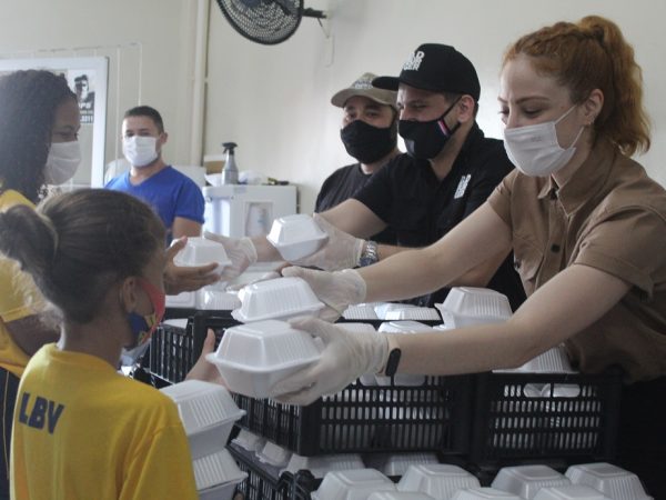Cestas de alimentos, kits de higiene e limpeza, leite e cestas verdes foram entregues as famílias. — Foto: Kauã Roger