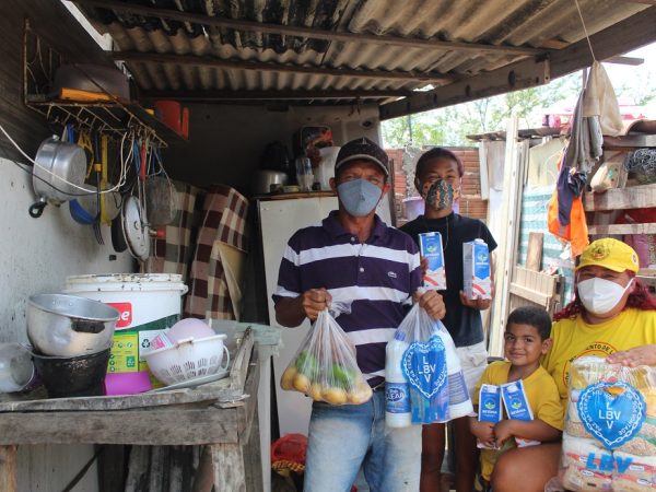 Cesta de alimentos, litros de leite e serviços de saúde foram ofertados às famílias vulneráveis. — Foto: Kauã Roger