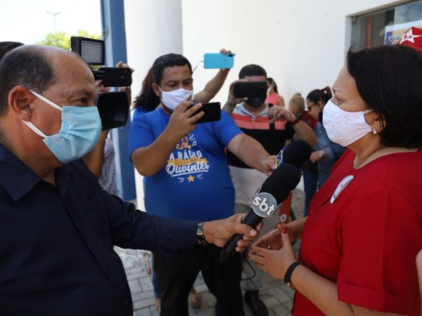 Em seu local de votação, Fátima reforçou, ainda, a necessidade da manutenção dos cuidados com a pandemia — Foto: Sandro Menezes