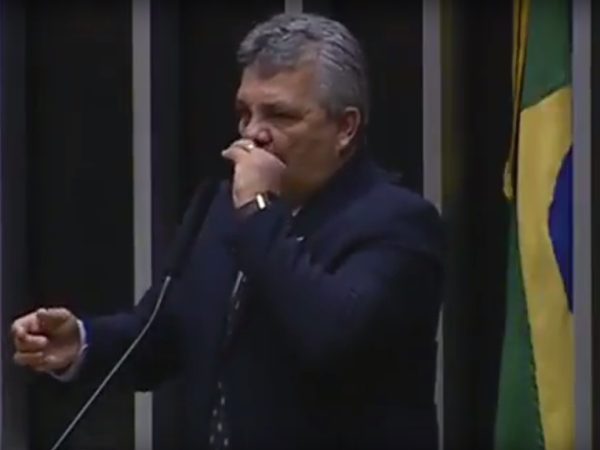 Parlamentar segurou o dente, pediu desculpas pelo “imprevisto” e deixou a tribuna. Constrangimento semelhante passou um senador brasiliense - REPRODUÇÃO