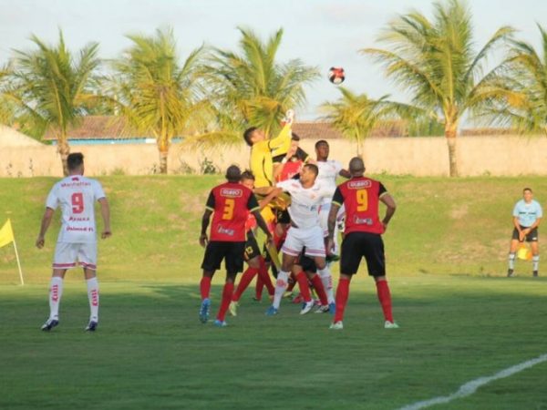 Jogadores disputam bola na partida deste domingo - Canindé Pereira / América FC