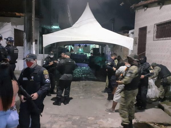 Os guardas municipais e policiais militares chegaram ao local após denúncias de populares — Foto: Reprodução