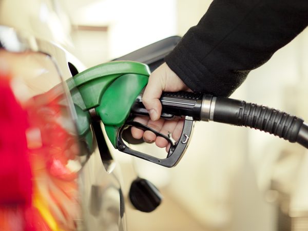 Segundo a agência federal que regula o setor, a nova gasolina proporcionará um consumo menor pelos veículos — Foto: © Reprodução