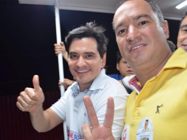 Prefeito de Carnaubais, Thiago Meira, (camisa amarela) ao lado do deputado George Soares na campanha de 2018. Foto postada no Facebook do parlamentar — Foto: Reprodução/Facebook