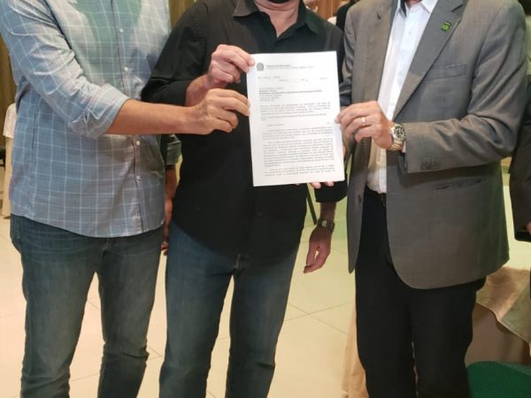 O documento foi entregue nas mãos dos deputados estaduais Coronel Azevedo e Tomba Farias. — Foto: Divulgação