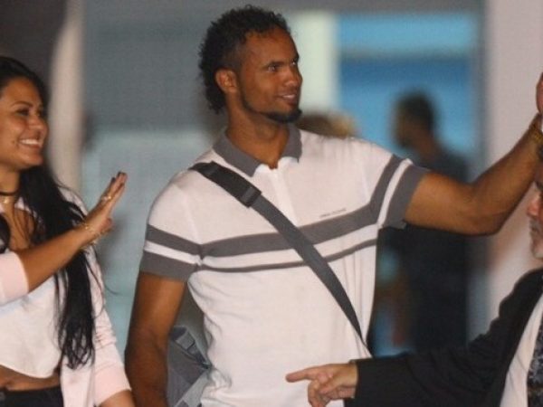 Ao lado do advogado e da esposa, o ex-goleiro Bruno Fernandes deixou a prisão, nesta sexta (24), após quase seis anos e sete meses