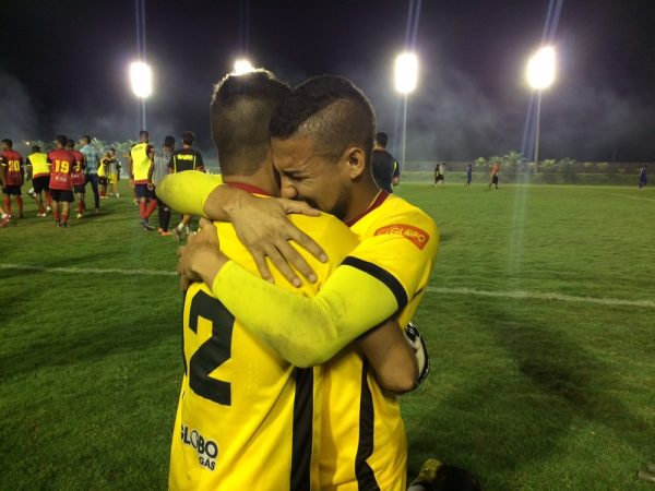 Rafael e Dasaev se abraçaram após a partida (Foto: Augusto Gomes/GloboEsporte.com)
