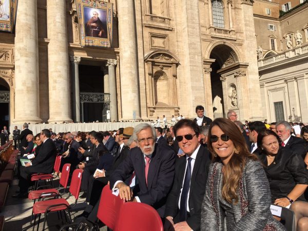 Governador Robinson Faria e a primeira-dama e secretária da SETHAS, Julianne Faria no Vaticano - Foto: Assecom-RN
