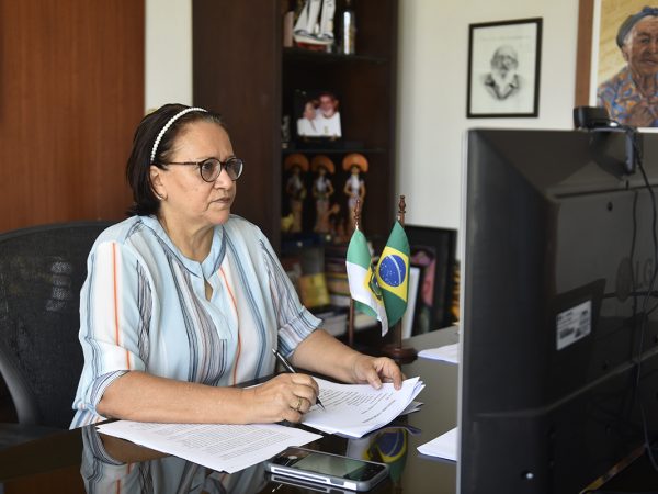 Para tomar a decisão, a Fátima Bezerra citou a posição do Comitê Científico de Especialistas — Foto: Elisa Elsie