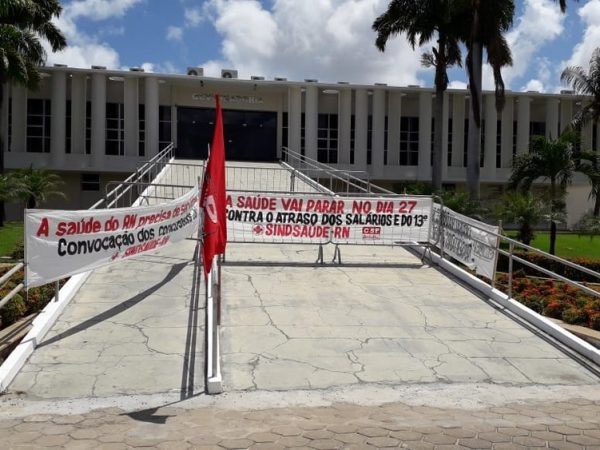 Na quinta-feira (27), servidores realizaram protestos na Governadoria do RN; Policiais civis e médicos estão paralisados — Foto: Julianne Barreto/Inter TV Cabugi
