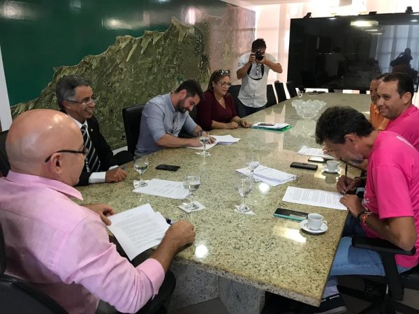Acordo entre Governo do RN e Sevidores do Detran foi assinado nesta segunda-feira (14) — Foto: Divulgação