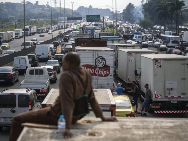 Caminhoneiros bloqueiam parcialmente a Rodovia Washington Luiz, em Duque de Caxias, Rio de Janeiro (Foto: © Arquivo/Reprodução)
