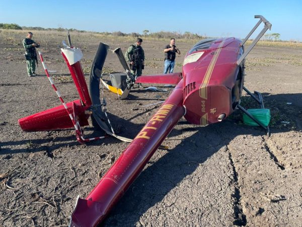 Helicóptero com aproximadamente 300 kg de cocaína caiu na região do Pantanal, em Poconé (MT), neste domingo (1º) — Foto: Ciopaer/MT