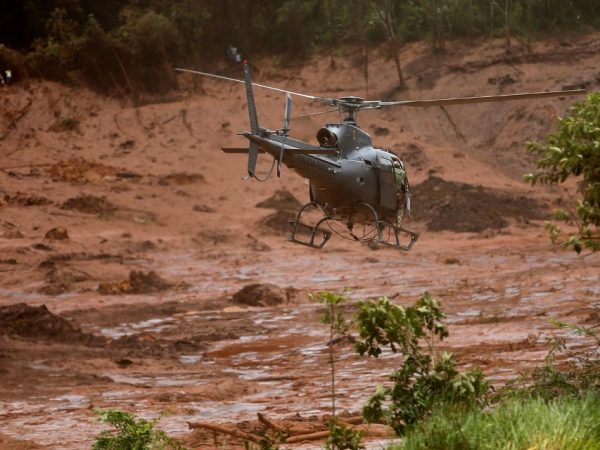 Helicóptero de resgate sobrevoa lama em busca de vítimas de rompimento de barragem em Brumadinho — Foto: Adriano Machado/Reuters