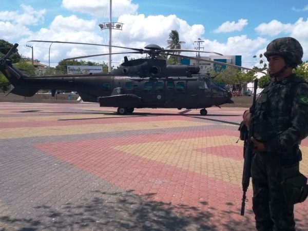 Helicóptero do Exército chegou a Mossoró no meio da manhã desta segunda-feira (1º) (Foto: Oscar Xavier/Inter TV Cabugi)
